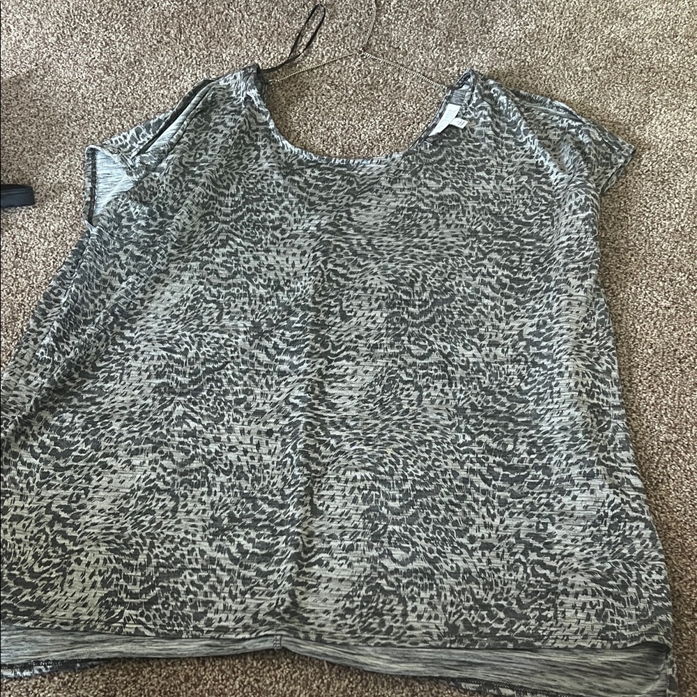 Jennifer Lopez Gray Patterned Short Sleeve Top